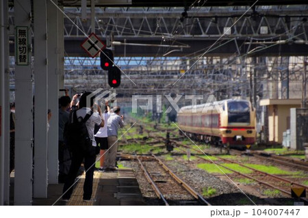 国鉄特急色のE653系電車と撮り鉄 国鉄特急色のE653系電車と撮り鉄 104007447