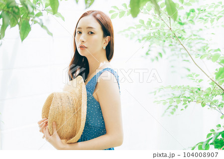 夏服の若い女性 夏服の若い女性 104008907
