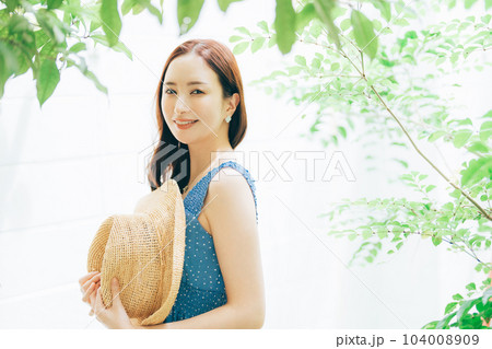 夏服の若い女性 夏服の若い女性 104008909