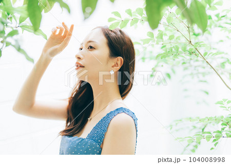 若い女性の紫外線イメージ 若い女性の紫外線イメージ 104008998