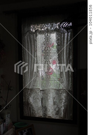 目隠しリメイクフイルムガラス窓と清楚なレースカーテン1 目隠しリメイクフイルムガラス窓と清楚なレースカーテン1 104011856