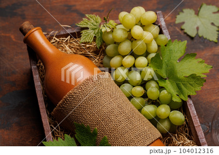 A red wine bottle and fresh grapes A red wine bottle and fresh grapes 104012316