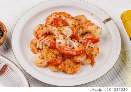 Grilled shrimps on plate 104012320