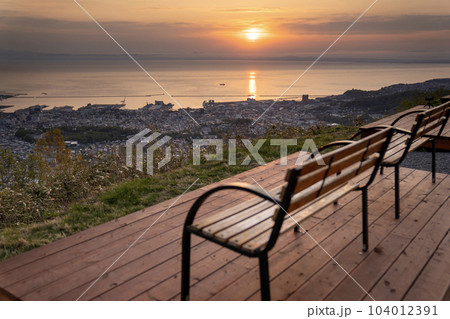 小樽 天狗山 朝日とベンチ 小樽 天狗山 朝日とベンチ 104012391
