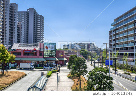 神奈川県横浜市の都市風景　新子安駅周辺 104013848