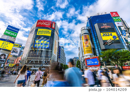 日本の東京都市景観 梅雨の晴れ間…雲間から青空…奥には暗雲…マスクからの解放進む…＝6月14日 104014209