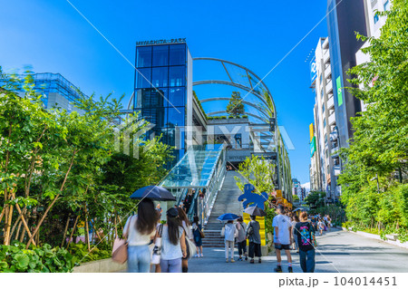 日本の東京都市景観 6月梅雨の晴れ間…賑わう渋谷駅前の宮下公園・渋谷横丁などを望む…＝6月16日 104014451