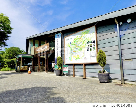 大王わさび農場の看板とガイドマップがある建物入口の風景 長野県安曇野市 大王わさび農場の看板とガイドマップがある建物入口の風景 長野県安曇野市 104014985