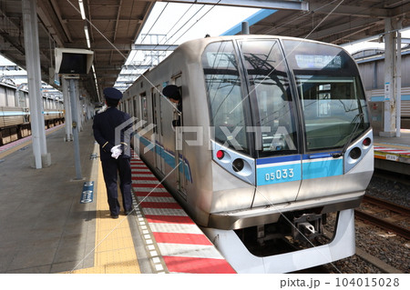 東西線妙典駅を出発しようとしている東西線西船橋行き普通電車 104015028