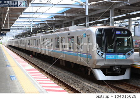 東西線妙典駅に停車中の「営団05系電車」 104015029