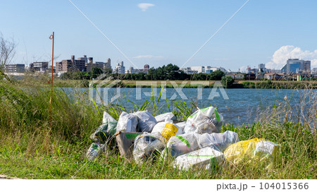 河川敷に不法投棄されたゴミの山⑧ 104015366