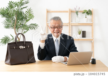 鑑定士　質屋　リサイクル　シニア男性　ピース 104015745