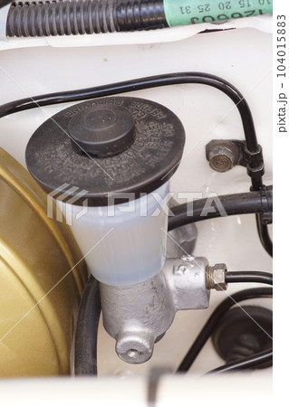 クラシックカーのクラッチマスターシリンダーとリザーブタンク クラシックカーのクラッチマスターシリンダーとリザーブタンク 104015883