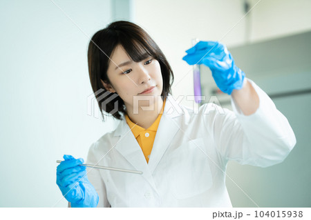 研究する白衣の女性 研究する白衣の女性 104015938