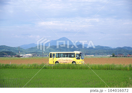 黄色の車体の広域生活バスが郊外を走っている光景(絵画風) 黄色の車体の広域生活バスが郊外を走っている光景(絵画風) 104016072