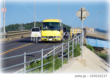 黄色の車体の広域生活バスが道路を走っている光景（イラスト風） 104016237