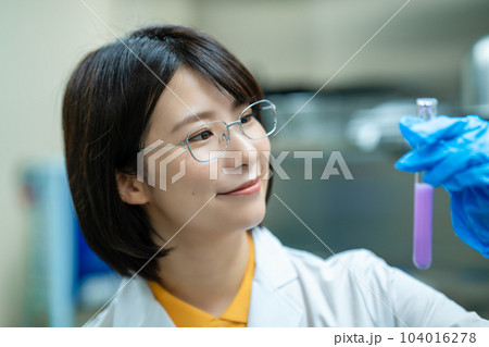 研究する白衣の女性 研究する白衣の女性 104016278