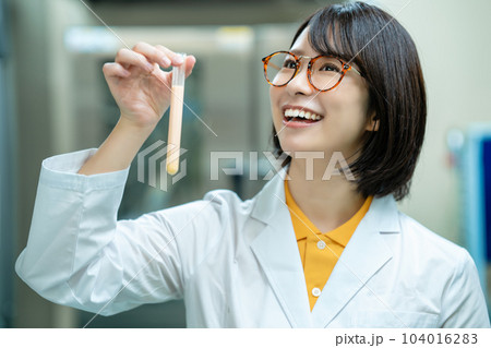 研究する白衣の女性 研究する白衣の女性 104016283