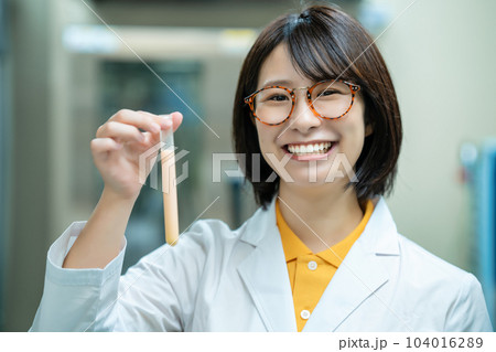 研究する白衣の女性 104016289