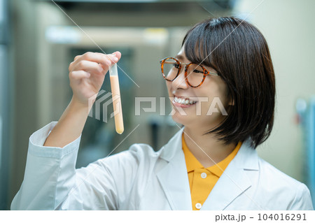 研究する白衣の女性 研究する白衣の女性 104016291