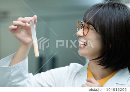 研究する白衣の女性 104016296