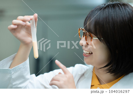 研究する白衣の女性 研究する白衣の女性 104016297
