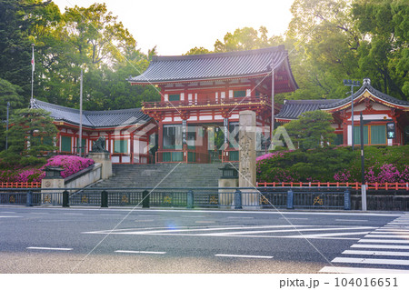初夏の京都　早朝の八坂神社　西楼門 104016651