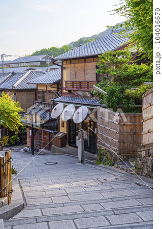 京都 二寧坂(二年坂)の風情ある街並み 京都 二寧坂(二年坂)の風情ある街並み 104016679