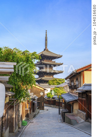 八坂の塔(法観寺)と京都の街並 新緑の季節 八坂の塔(法観寺)と京都の街並 新緑の季節 104016680