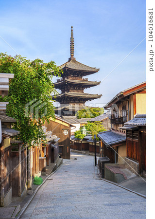 八坂の塔（法観寺）と京都の街並　新緑の季節 104016681