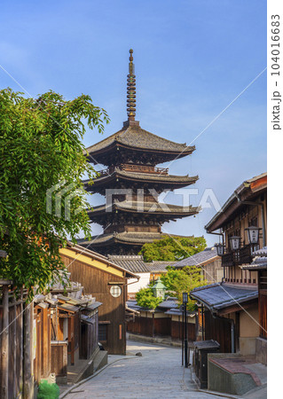 八坂の塔(法観寺)と京都の街並 新緑の季節 八坂の塔(法観寺)と京都の街並 新緑の季節 104016683
