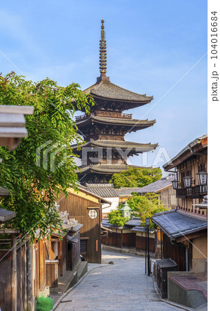 八坂の塔(法観寺)と京都の街並 新緑の季節 八坂の塔(法観寺)と京都の街並 新緑の季節 104016684
