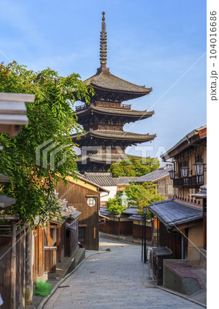 八坂の塔(法観寺)と京都の街並 新緑の季節 八坂の塔(法観寺)と京都の街並 新緑の季節 104016686