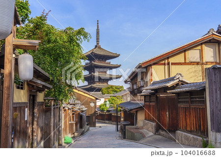 八坂の塔（法観寺）と京都の街並　新緑の季節 104016688