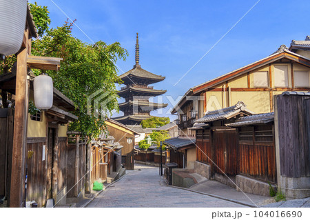 八坂の塔（法観寺）と京都の街並　新緑の季節 104016690