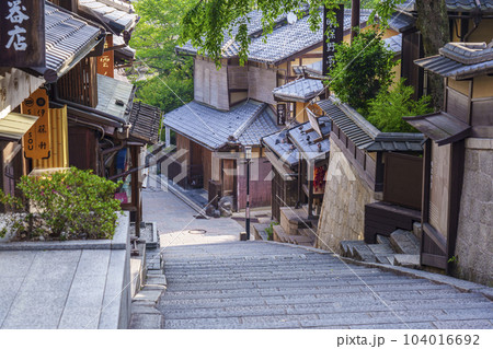 京都 産寧坂(三年坂)の風情ある街並み 京都 産寧坂(三年坂)の風情ある街並み 104016692