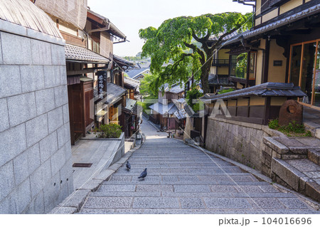 京都 産寧坂(三年坂)の風情ある街並み 京都 産寧坂(三年坂)の風情ある街並み 104016696