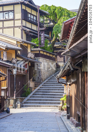 京都　産寧坂（三年坂）の風情ある街並み 104016703