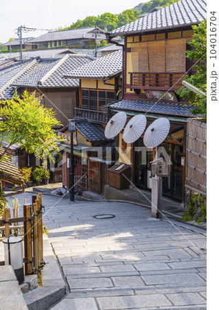 京都　二寧坂（二年坂）の風情ある街並み 104016704