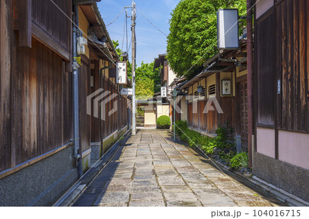初夏の石塀小路の風景(京都府京都市東山区) 初夏の石塀小路の風景(京都府京都市東山区) 104016715