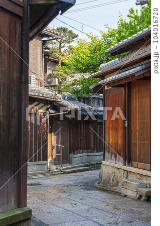 初夏の石塀小路 打ち水で濡れた石畳(京都府京都市東山区) 初夏の石塀小路 打ち水で濡れた石畳(京都府京都市東山区) 104016720