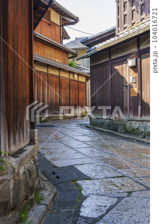 初夏の石塀小路　打ち水で濡れた石畳（京都府京都市東山区） 104016721