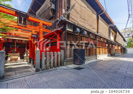 京都祇園 有楽稲荷大明神(織田稲荷)と祇園の街並み 京都祇園 有楽稲荷大明神(織田稲荷)と祇園の街並み 104016739