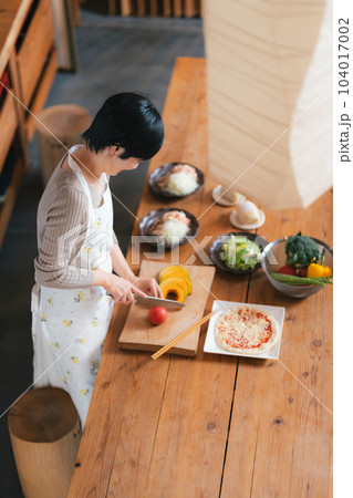 キッチンで料理をする50代女性 104017002