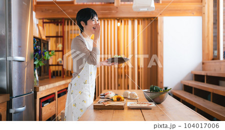 朝食ができたので家族を呼ぶ母親 朝食ができたので家族を呼ぶ母親 104017006