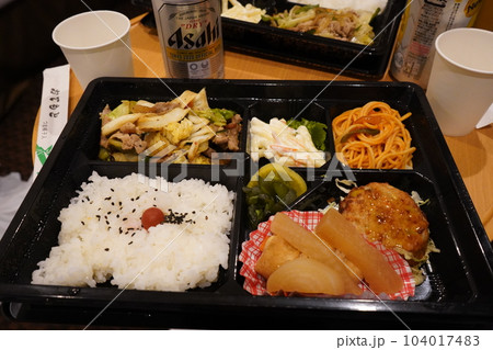 肉だくさんのお弁当で夕飯 104017483