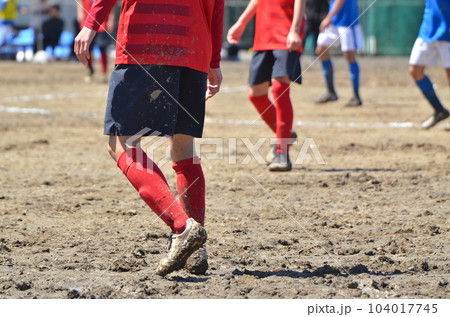 ぬかるんだグランドでのサッカー 104017745