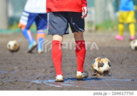 ぬかるんだグランドでのサッカー 104017750