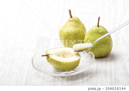 ラフランス　西洋梨　フルーツ　果物　イメージ素材 104018144
