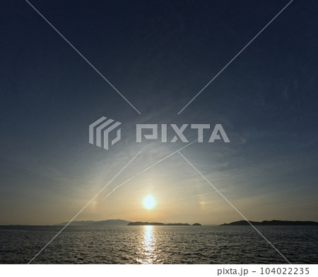 ハロが現れた幻想的な春の夕空と海・広角・空主体・230520pm 104022235